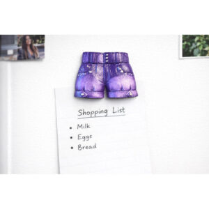 Lilla Shorts Kjøleskapsmagnet med Nagledetaljer