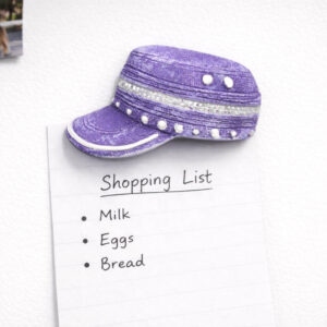 Lilla Caps Kjøleskapsmagnet med Rhinsteinsdetaljer