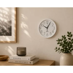 Minimalistisk veggklokke 22 cm – Hvit med sorte tall