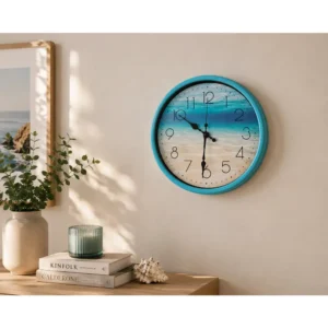Veggklokke strandmotiv 34 cm – Turkis ramme og havdesign