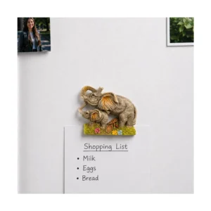 Kjøleskapsmagnet med elefant og unge i detaljert resinmotiv.