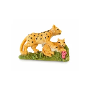 Kjøleskapsmagnet med gepard og unge i detaljert resinmotiv.