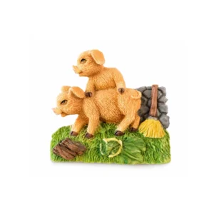 Kjøleskapsmagnet med motiv av gris og grisunge på en dekorativ gårdsscene i resin.