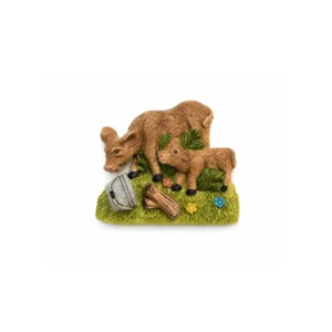 Kjøleskapsmagnet med motiv av to kalver i et dekorativt gårdsmiljø i resin.