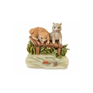 Kjøleskapsmagnet med detaljert motiv av to kattunger som sitter på en liten trebrygge ved Stranda.