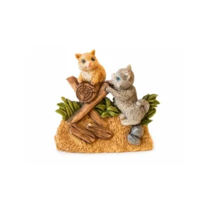Kjøleskapsmagnet med detaljert motiv av to kattunger som leker på en trestamme.