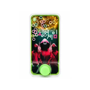 Klassisk vannspill med ringer og Squid Game-inspirert motiv med maskerte figurer i røde drakter.
