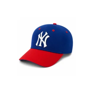 Blå og rød baseballcaps med stor brodert hvit logo på fronten.