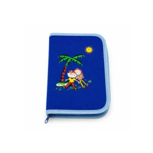 Blått pennal i polyester med glidelås, assorterte fargeblyanter, linjal med alfabetdesign og gradskive for skolebruk.