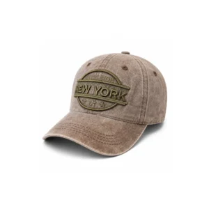 Brun caps med brodert New York-motiv og buet brem
