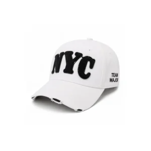 Hvit caps med svart brodert NYC-motiv og buet brem