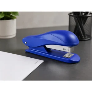 Blå stiftemaskin med kompakt design og metallmekanisme for kontor, skole og hjemmebruk.