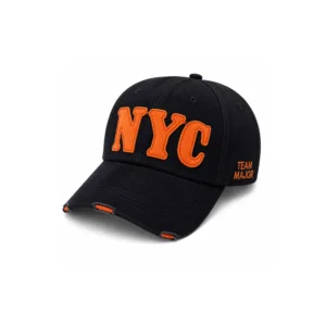 Svart caps med oransje NYC-motiv og buet brem