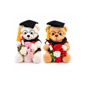 Gratulasjonsbamse med blomster og studentlue i hvit og lysebrun variant