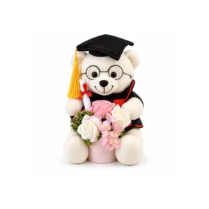 Hvit gratulasjonsbamse med studentlue diplom og rosa blomster