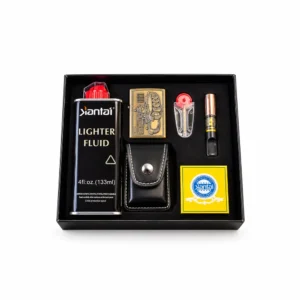 Lightersett med militærmotiv, 133 ml lighterbensin, etui og tilbehør
