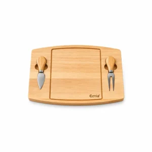 Ostebrett i tre med ostekniv og ostegaffel