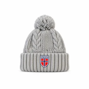 Grå strikket Norge-lue med flettemønster, dusk og norsk flagg
