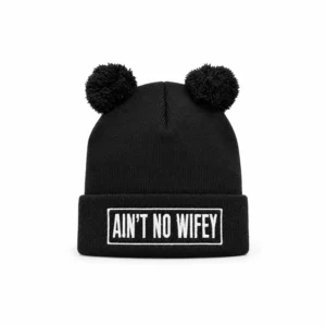Svart lue med to dusker og Ain't No Wifey tekst foran