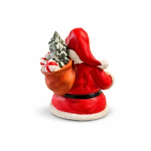 Julenisse sett bakfra med sekk fylt med et snødekt juletre og rødt og hvitt julegodteri.