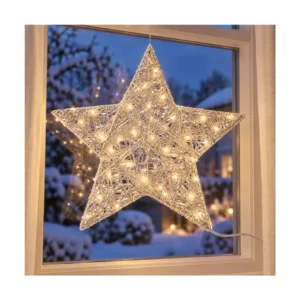 Hvit adventsstjerne med tent lys hengende i et vindu.