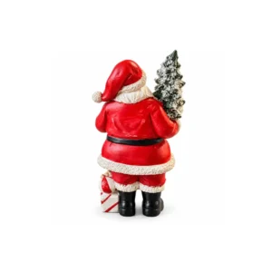 Nissefigur sett bakfra med rød nissedrakt, svart belte, svarte støvler og snødekt juletre.