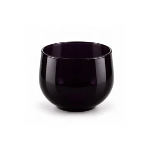 Rund, bolleformet telysholder i blankt svart glass med et svakt lilla skjær, 9 cm.