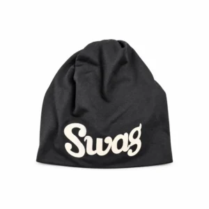 Svart Swag lue med hvit tekst foran – one size
